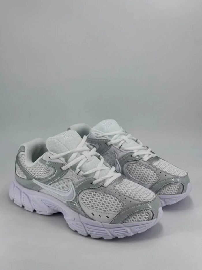 حذاء نايكي V5 Runner رمادي