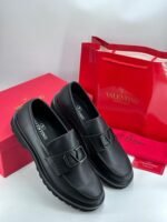 حذاء رجالي رسمي من Valentino
