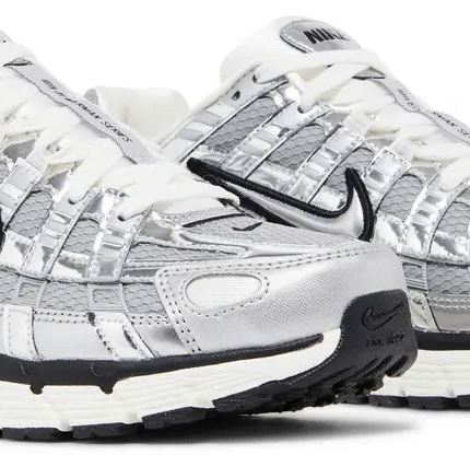 حذاء نايكي سيلفر