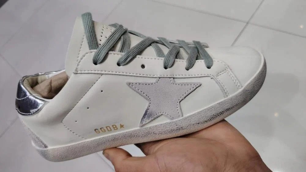 حذاء غولدن غوس سوبر ستار – أبيض وفضي حذاء غولدن غوس سوبر ستار – أبيض وفضي